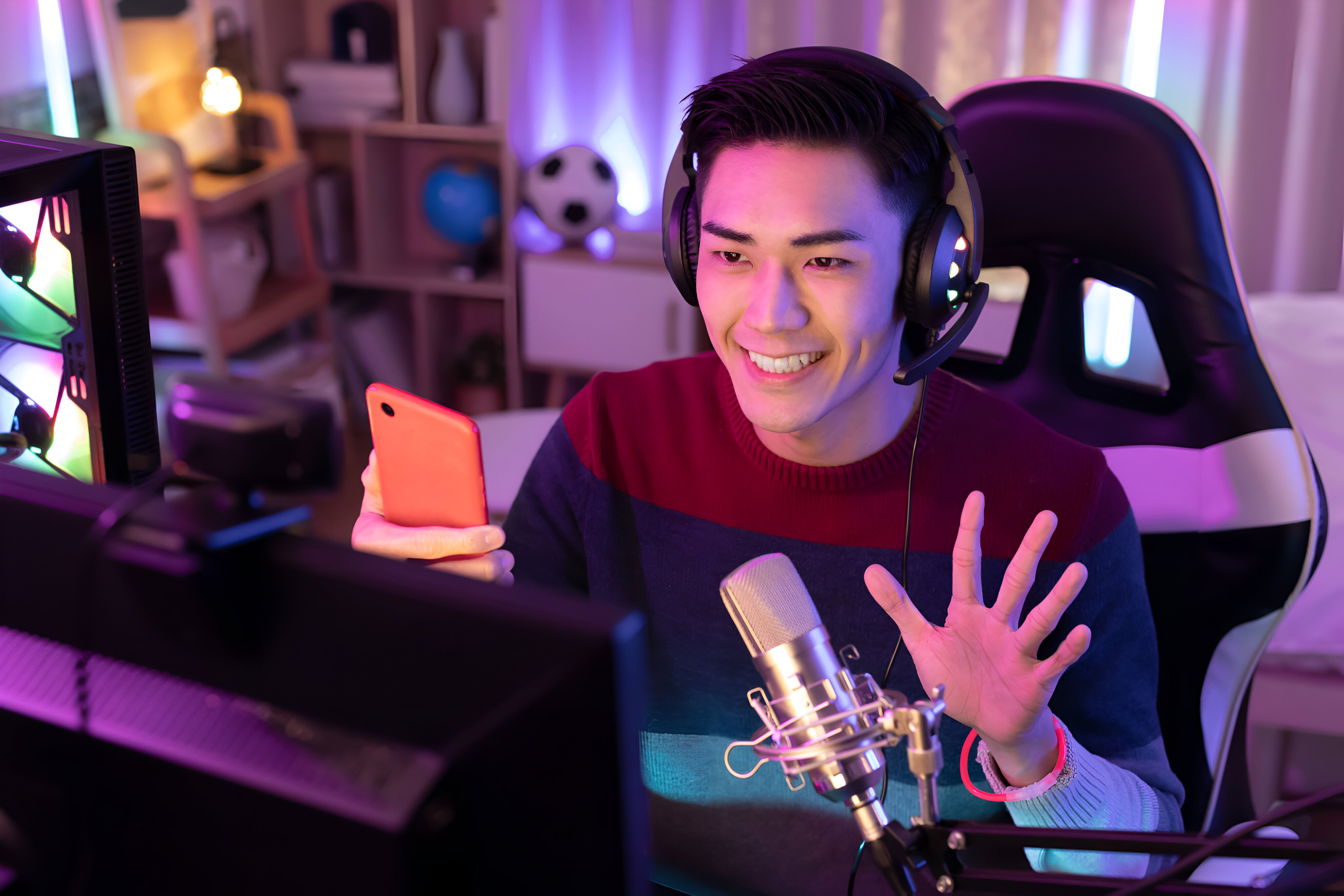 asian-man-have-live-stream